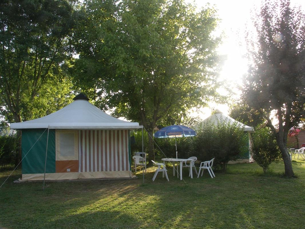 Camping Au Bois Dormant Chauffour-sur-Vell Екстериор снимка